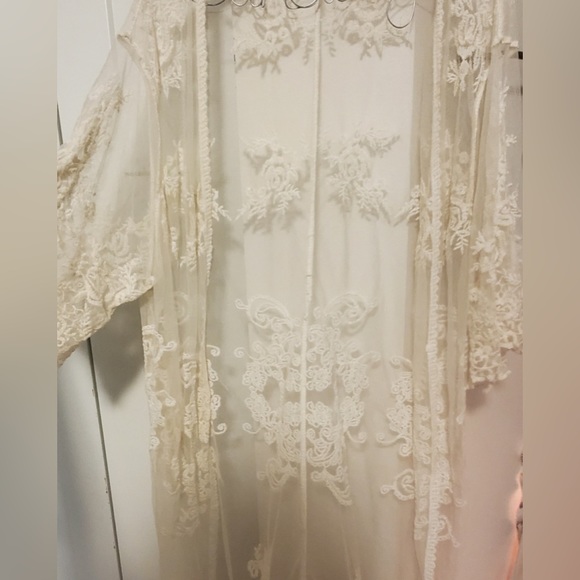Gorgeous ivory lace duster - Picture 2 of 9